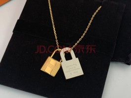 关于爱马仕包包项链老款背面有字吗的信息
