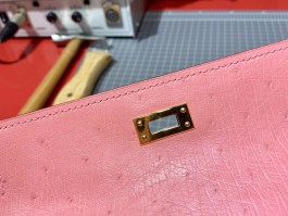 爱马仕粉色鸵鸟皮(爱马仕粉色鸵鸟皮包包什么价)