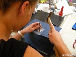 爱马仕皮具制作视频过程(爱马仕皮具制作视频过程教程)