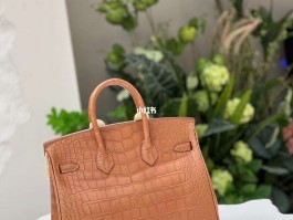 爱马仕雾面鳄鱼皮birkin(爱马仕雾面鳄鱼皮20铂金是什么刻)